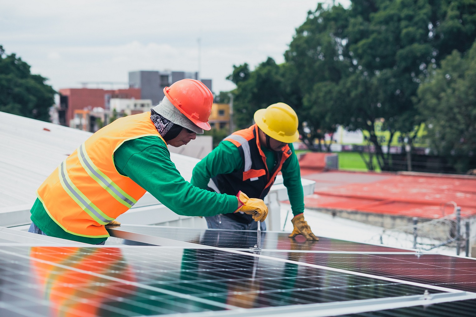https://www.pexels.com/photo/solar-technicians-installing-solar-panels-8853536/